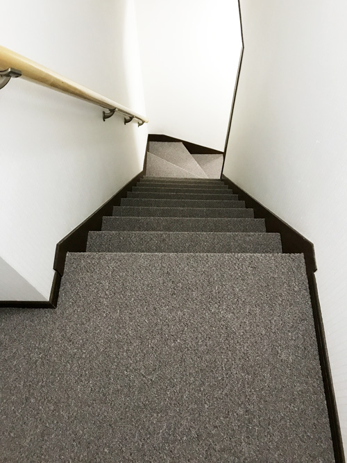 階段のカーペット ブログ 畳 タタミ とリフォーム インテリアのタグチ 松阪